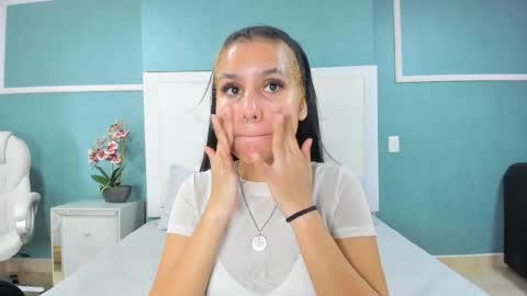 Snapshot of ania_gomez chatting on 12.20.25 Ania online show from 12.20.25