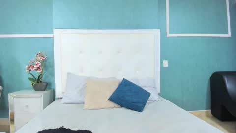 Snapshot of ania_gomez chatting on 12.22.25 Ania online show from 12.22.25