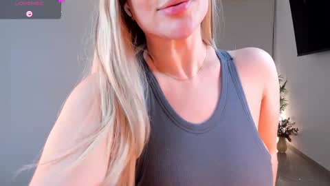 Snapshot of ann__w chatting on 12.19.25 Ann online show from 12.19.25