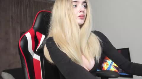 Snapshot of anna_nickol chatting on 12.17.24 Anna online show from 12.17.24