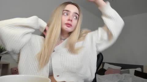 Snapshot of anna_nickol chatting on 12.19.24 Anna online show from 12.19.24