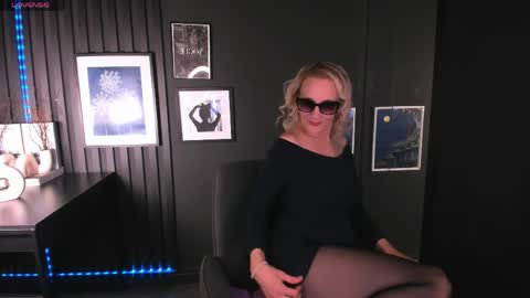 Snapshot of anna_noir chatting on 05.17.26 Anna online show from 05.17.26
