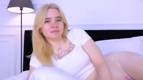 Snapshot of annabellelu chatting on 10.26.25 AnnaBelle online show from 10.26.25