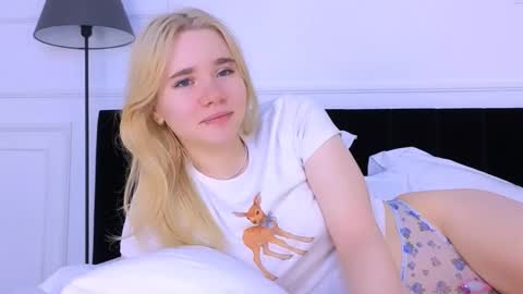 Snapshot of annabellelu chatting on 10.30.25 AnnaBelle online show from 10.30.25