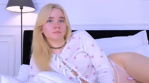 Snapshot of annabellelu chatting on 11.01.25 AnnaBelle online show from 11.01.25