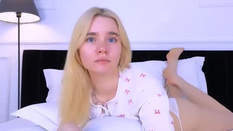 Snapshot of annabellelu chatting on 11.08.25 AnnaBelle online show from 11.08.25