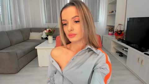 Snapshot of annaise_ chatting on 12.21.25 annaise online show from 12.21.25