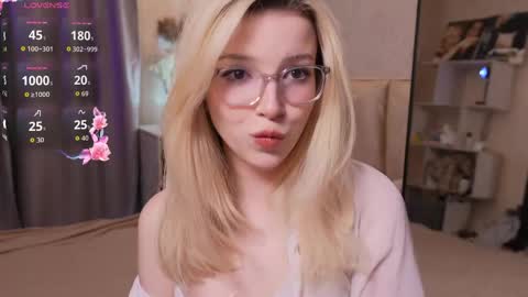 im Sophie  online show from 04.17.26