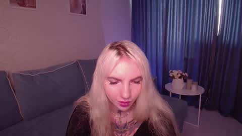 Snapshot of annetenet chatting on 09.17.25 Annet online show from 09.17.25