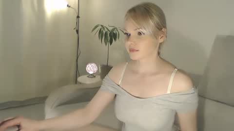 Snapshot of annett chatting on 02.09.25 Annett online show from 02.09.25