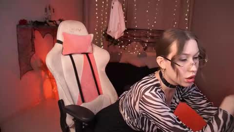 Snapshot of annettelane chatting on 10.21.25 Anna online show from 10.21.25