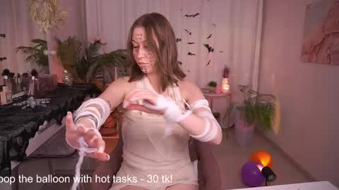 Snapshot of annettelane chatting on 10.30.25 Anna online show from 10.30.25