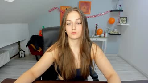 Snapshot of annewilsonn chatting on 10.29.25 annewilsonn online show from 10.29.25