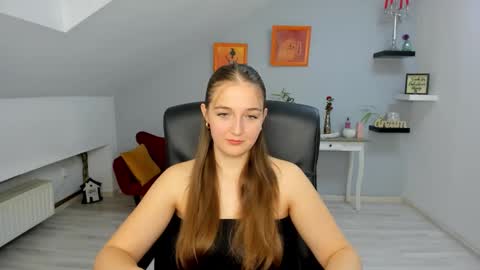 annewilsonn online show from 11.05.25