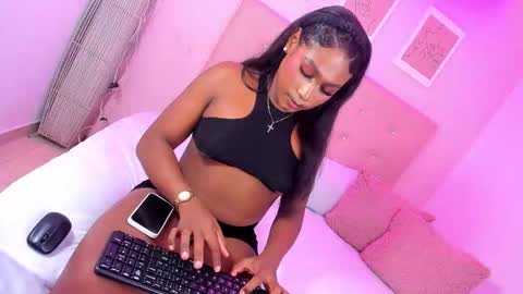 annie_dolce_ online show from 11.29.25