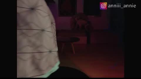 Snapshot of annie_snow_ chatting on 11.11.25 JEANNE no olvides seguirme dont forget follow me uu online show from 11.11.25