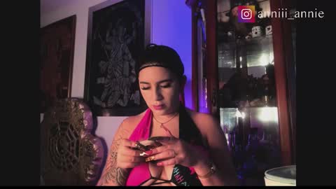 Snapshot of annie_snow_ chatting on 11.12.25 JEANNE no olvides seguirme dont forget follow me uu online show from 11.12.25