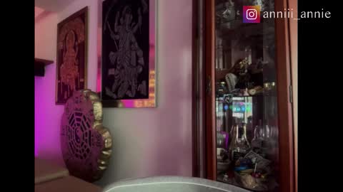 Snapshot of annie_snow_ chatting on 11.21.25 JEANNE no olvides seguirme dont forget follow me uu online show from 11.21.25