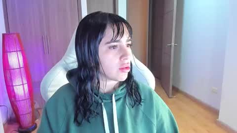 Snapshot of annie_snow_ chatting on 11.24.25 JEANNE no olvides seguirme dont forget follow me uu online show from 11.24.25