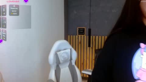 Annie Volker online show from 11.17.25