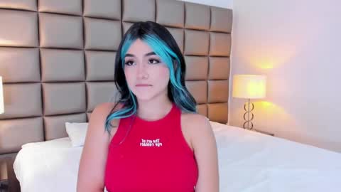 Snapshot of annyhizzle chatting on 01.22.25 online show from 01.22.25