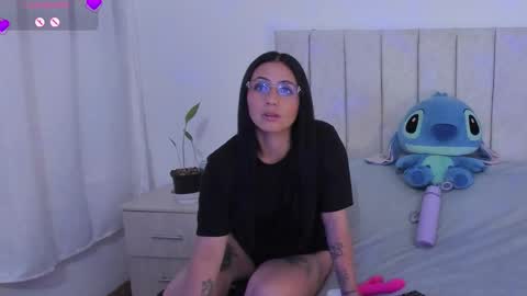 Snapshot of annyroberts_89 chatting on 11.21.25 Anny online show from 11.21.25