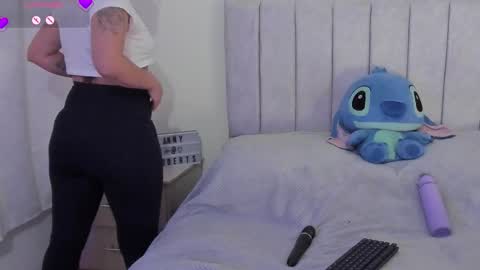 Snapshot of annyroberts_89 chatting on 11.26.25 Anny online show from 11.26.25