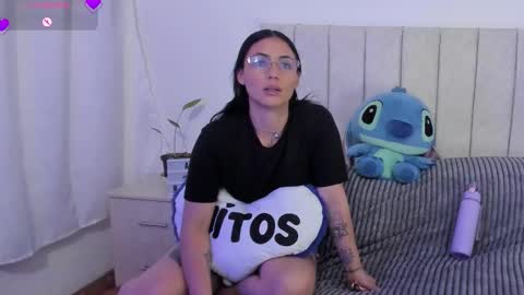 Snapshot of annyroberts_89 chatting on 12.15.25 Anny online show from 12.15.25