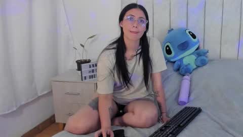 Snapshot of annyroberts_89 chatting on 12.16.25 Anny online show from 12.16.25