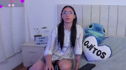 Snapshot of annyroberts_89 chatting on 12.22.25 Anny online show from 12.22.25