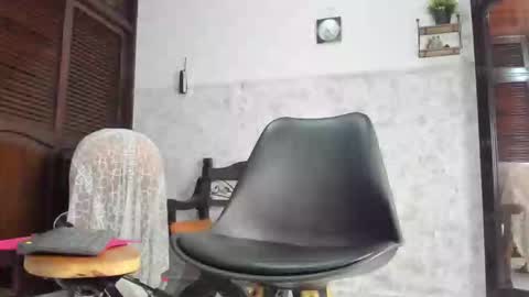 Snapshot of annyrouse222 chatting on 10.17.25 dani online show from 10.17.25