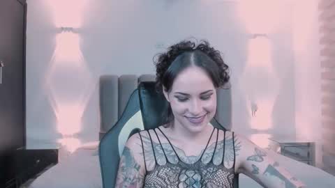 Snapshot of annythomsonn chatting on 12.19.25 AnnyT online show from 12.19.25