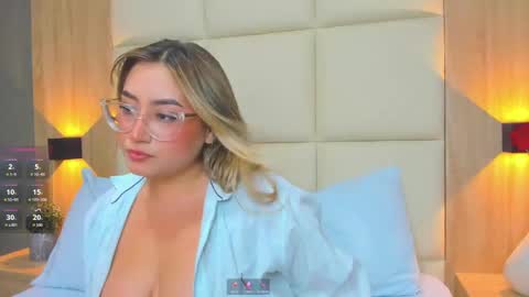 Snapshot of antonella_cutie_ chatting on 09.27.25 A N T O N E L L A online show from 09.27.25