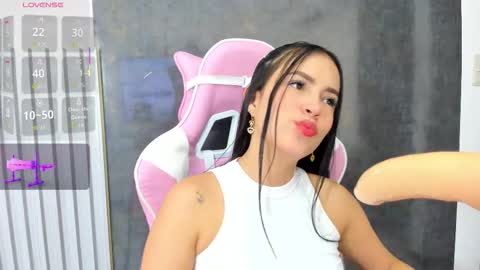 Snapshot of antonella_guzman_ chatting on 12.14.25 Antonella online show from 12.14.25