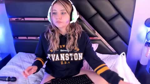 Snapshot of antonellalove_ chatting on 12.17.24 My name is Andrea thumb up me please its important online show from 12.17.24