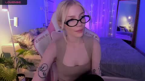 Snapshot of anyataylorr chatting on 04.19.26 Anya online show from 04.19.26