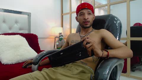 Snapshot of apolo_98 chatting on 12.23.24 APOLO online show from 12.23.24