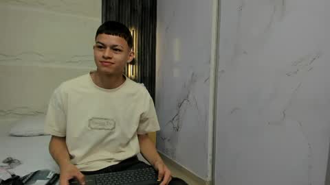 Snapshot of apolo_jonnes chatting on 04.19.26 online show from 04.19.26