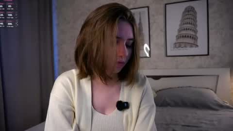Snapshot of approche_toi_petite chatting on 06.18.26 Meghan online show from 06.18.26