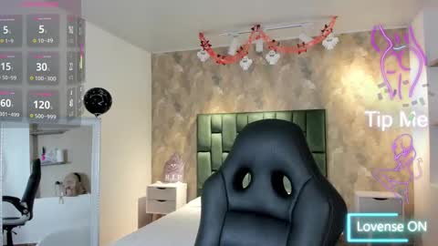 Snapshot of april_dumont chatting on 10.23.25 April online show from 10.23.25