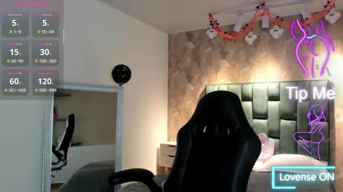 Snapshot of april_dumont chatting on 10.28.25 April online show from 10.28.25