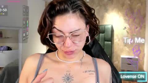 Snapshot of april_dumont chatting on 11.05.25 April online show from 11.05.25