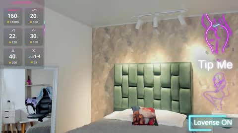 Snapshot of april_dumont chatting on 11.14.25 April online show from 11.14.25