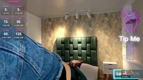 Snapshot of april_dumont chatting on 12.01.25 April online show from 12.01.25