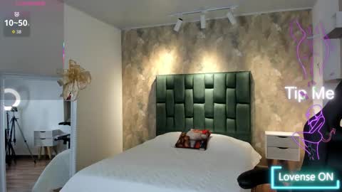 Snapshot of april_dumont chatting on 12.02.25 April online show from 12.02.25