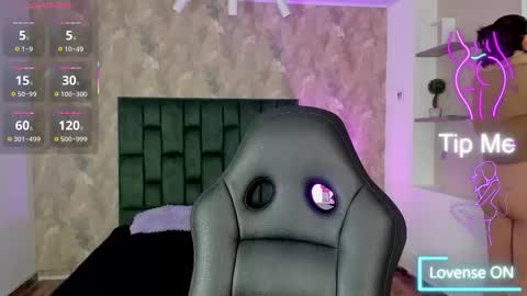 Snapshot of april_dumont chatting on 01.12.26 April online show from 01.12.26