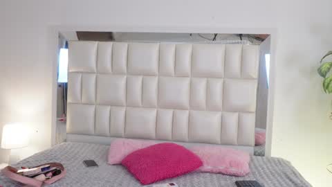 Snapshot of aradia_01 chatting on 02.08.25 online show from 02.08.25