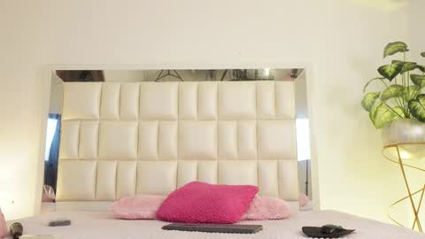 Snapshot of aradia_01 chatting on 02.11.25 online show from 02.11.25