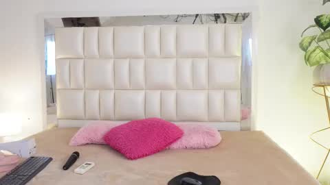 Snapshot of aradia_01 chatting on 02.25.25 online show from 02.25.25