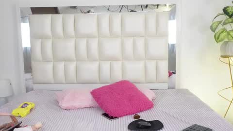 Snapshot of aradia_01 chatting on 03.05.25 online show from 03.05.25